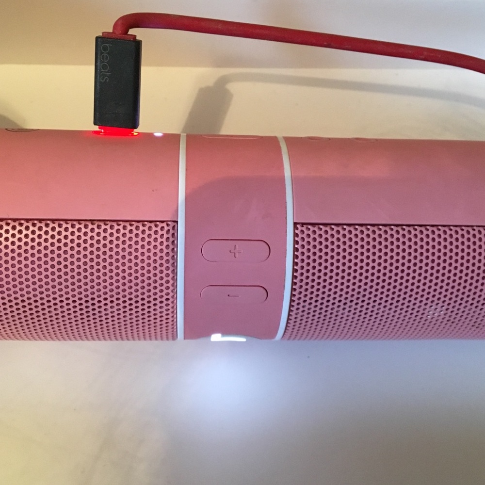 Pre owned Beats Wireless Pink Speaker - Picture 2 of 5